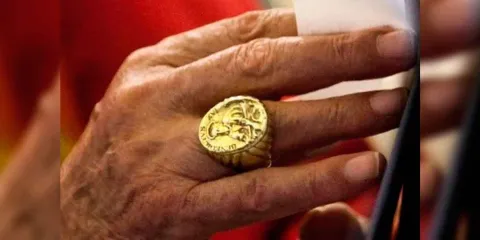 Anillo del Pescador y otros símbolos del poder pontificio, destruidos ante el cónclave