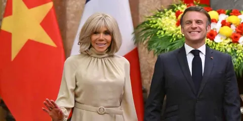Brigitte Macron parece bofetear a Emmanuel Macron al llegar a Vietnam; ¿fue broma?