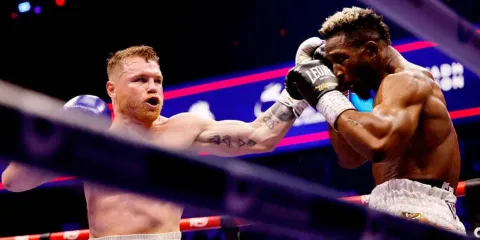 Saúl “Canelo” Álvarez es campeón indiscutido de peso supermedianos en aburrida pelea 