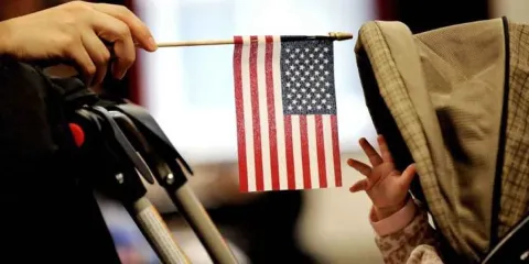 Corte rechaza plan de Trump para negar nacionalidad a hijos de migrantes