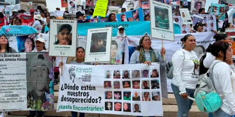 "Estamos muertas en vida". Madres marchan en su día en busca de justicia por sus desaparecidos 