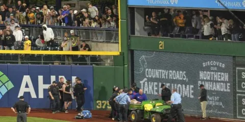 Impactante caída de aficionado en el PNC Park durante juego de los Piratas