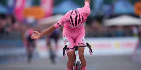 Isaac del Toro gana su primera etapa en el Giro de Italia 2025