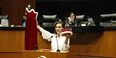  Lilly Téllez entrega traje de rey a Noroña y lo llama “el reyezuelo de las ratas”