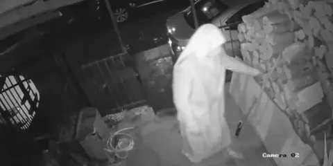 VIDEO. Hombre se disfraza de monja y entra a robar una casa
