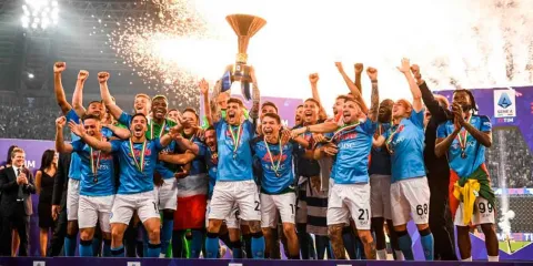¡Napoli campeón! El equipo del sur vuelve a conquistar su El Napoli celebra su cuarto 'Scudetto'