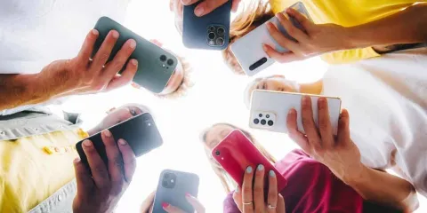 Nueva Zelanda impulsa vetar redes sociales a menores