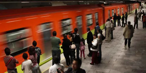 Pinchazos en el Metro ya son delito en CDMX: estas serán las penas