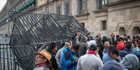 Protesta de la CNTE impide conferencia de Sheinbaum; demandan solución inmediata