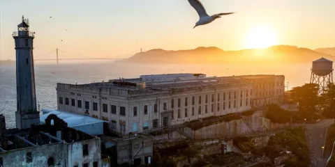 Trump ordena reabrir Alcatraz: el regreso de la cárcel más temida de EU