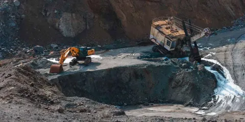 Ucrania cede recursos naturales a EU en busca de respaldo de Trump