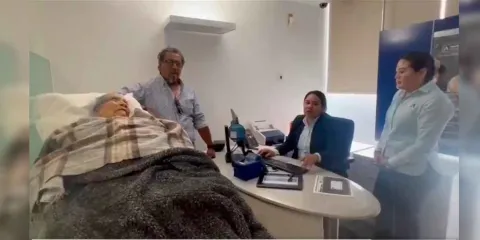 VIDEO. Indignación total: mujer de 96 años es llevada en camilla a BBVA Oaxaca para cobrar pensión