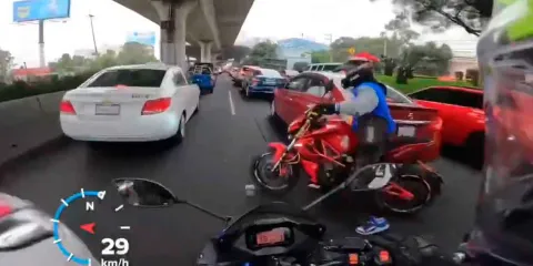 Ahora los “Montachoques” van sobre los motociclistas provocando accidentes  