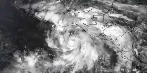 Alerta máxima. "Erick" podría tocar tierra como huracán categoría 2