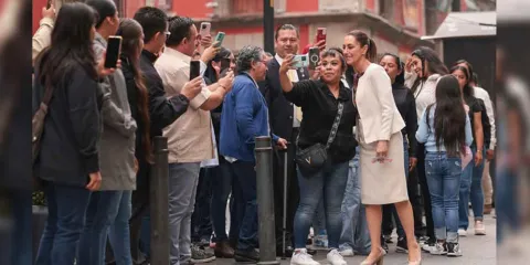 Aprobación de Claudia Sheinbaum se mantiene alta en mayo pese a ligera baja