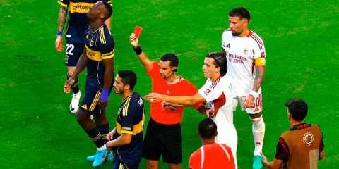 Árbitro mexicano saca roja y revela imagen de la Virgen ante jugador de Boca