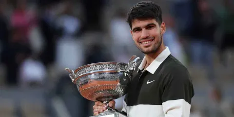 Carlos Alcaraz conquista su segundo Roland Garros tras vencer a Jannik Sinner en una final histórica