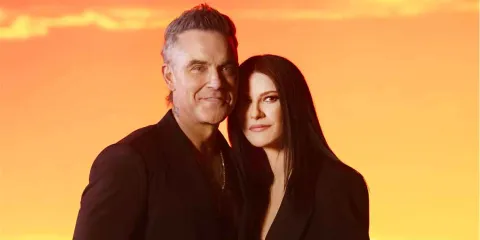 Laura Pausini y Robbie Williams cantan el himno de la FIFA “Desire”