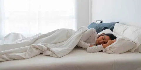 Dormir de lado: el cambio simple que puede aliviar apnea del sueño