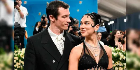 Dua Lipa confirma su compromiso con el actor Callum Turner: “Quiero envejecer con él”