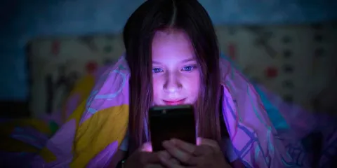 ¿Es tu smartphone un parásito? Científicos advierten que podría estar evolucionando en tu contra