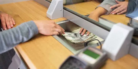 EU recorta impuesto a remesas al 1%; Sheinbaum anuncia posible reembolso