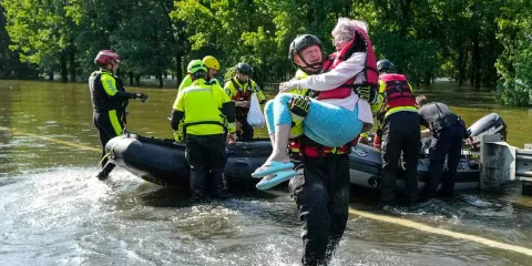 Fuertes inundaciones en Texas deja al menos cinco muertos y decenas de rescates