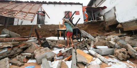 Huracán Erick deja su primera víctima mortal tras tocar tierra en Oaxaca