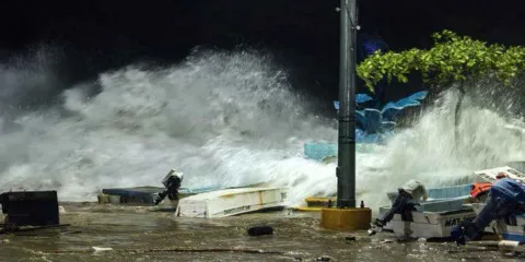 Huracán Erick toca tierra: Así arrasó la costa de Oaxaca como categoría 4