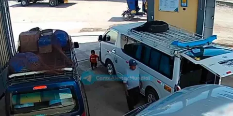 IMÁGENES SENSIBLES.  Niño muere atropellado por una combi en Perú, la madre lo descuidó un segundo