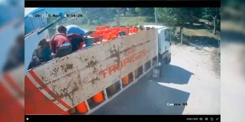 IMÁGENES SENSIBLES. Repartidor de gas queda prensado bajo un puente en Honduras: