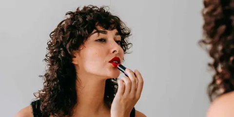 Tendencias en labiales para el verano 2025: tonos vibrantes y elegancia natural