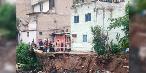 Lluvias causan desbordamiento del Río Verde, 6 viviendas en riego de colapso en Naucalpan