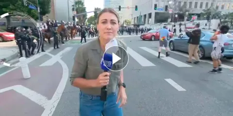Periodista es herida con bala de goma durante protesta contra redadas en Los Ángeles
