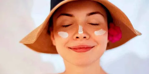 Los mejores bloqueadores solares para piel grasa en 2025: protección sin brillo ni acné