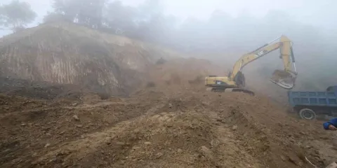 Maquinaria reabrió carretera en la región de Eloxochitlán; Armenta recorrió zona