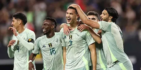 Selección Mexicana derrota a Surinam y sigue con vida en la Copa Oro