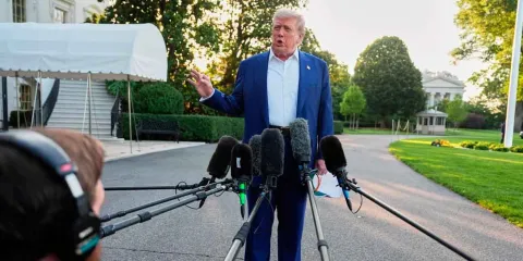 Trump regaña a Israel por arrojar bombas contra Irán, pide frenar bombardeo, 