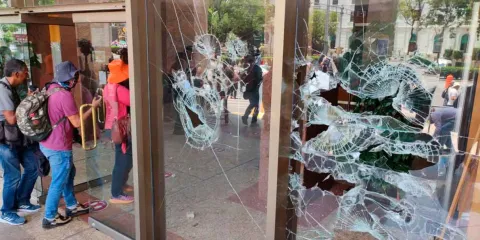 VIDEO. CNTE y CETEG vandalizan Secretaría del Bienestar y oficinas del SNTE 