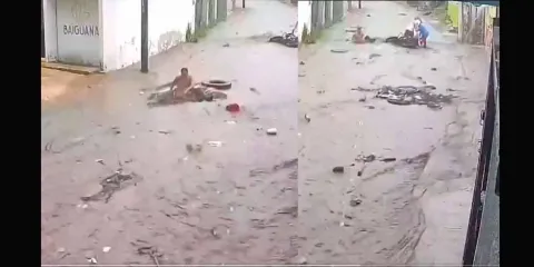 VIDEO. México surrealista: indigente navega tranquilamente por calles inundadas de Campeche y se vuelve viral