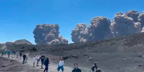 VIDEOS. Erupciona el volcán Etna en Sicilia: autoridades descartan peligro