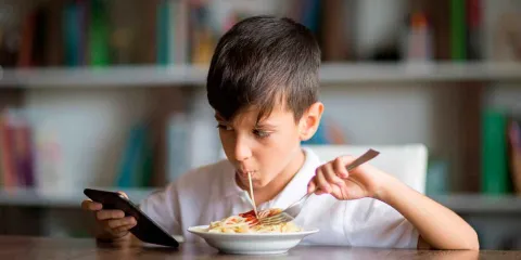 ¿A qué edad debe un niño tener celular? Riesgos, recomendaciones y lo que dicen los expertos