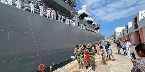 Así cayó bailarina al mar durante ceremonia de despedida de buque japonés en Acapulco