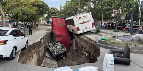 Así fue el momento en que se abrió el socavón en Guadalajara y tragó varios vehículos