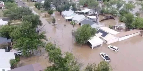Aumentan a 82 muertos tras inundaciones en Texas; siguen buscando a niñas