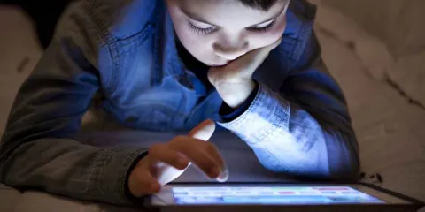 Constante uso de dispositivos móviles duplicó la miopía en niños