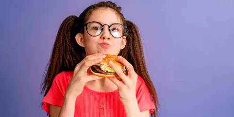 Dieta equilibrada podría retrasar la primera menstruación en niñas: estudio