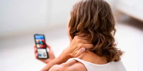 Síndrome de cuello de texto: qué es, síntomas y cómo prevenir este dolor digital