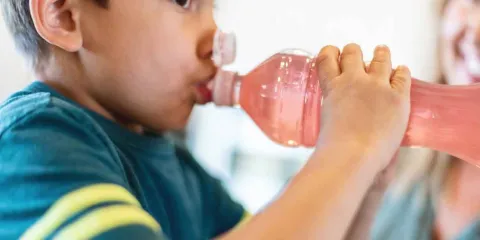 Edulcorantes artificiales podrían causar pubertad precoz en niños, alerta estudio de Taiwán