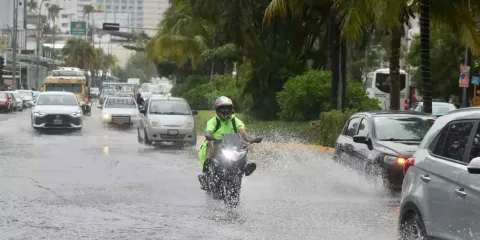 Huracán Flossie refuerza lluvias torrenciales y oleaje peligroso en el Pacífico mexicano
